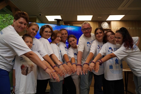 Волонтеры Победы провели акцию по изготовлению талисманов в цветах российского триколора для участников СВО